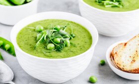 Špinatų sriuba su žaliaisiais žirneliais – neišpasakytas švelnumas