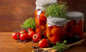 Konservuoti pomidorai su želatina – vienas mėgiamiausių receptų žiemai
