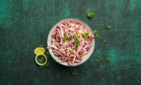 Kopūstų salotos „Coleslaw“ – pikantiškas ir saikingai aštrus užkandis