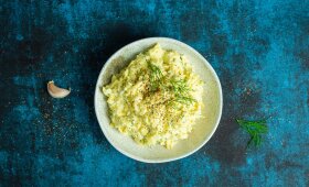 Pikantiškos salotos: tikra lietuvių virtuvės klasika tapusį patiekalą pateikite kitaip – sužavėti bus visi