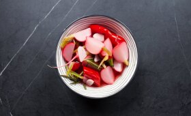Marinuoti ridikėliai – traškus ir gaivus garnyras prie mėsos ar žuvies patiekalų