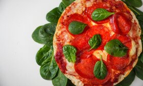 Greita pica su salamiu ir mocarela – netruksite nė 15 minučių