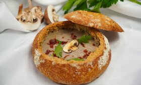Kreminė grybų sriuba – patiekite ją duonos kepaliuke
