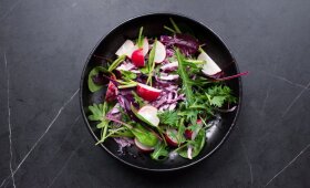 Traškiosios ridikėlių ir kopūstų salotos – vienos porcijos neužteks