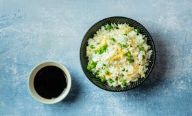 Kepti ryžiai su kiaušiniais ir žirneliais – idealūs pusryčiai!