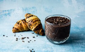 Šokoladinis kokteilis su kruasanais – be galo kvapnu ir sotu