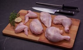 Virtuvės šefai pataria, kaip greitai išpjaustyti viščiuką – tereikia žinoti 3 pjūvius