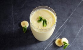Šaltas mangų ir bananų kokteilis – puikus gėrimas norint ir atsigaivinti, ir pasotinti