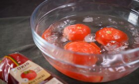Virtuvės šefai pataria, kaip lengvai pašalinti pomidoro odeles – pakaks vieno judesio