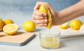 Virtuvės šefai pataria, kaip tinkamai spausti citriną, kad išbėgtų visos jos sultys