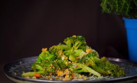 Kepinti brokoliai su sūriu ir riešutais – patiekalas vos per 15 minučių