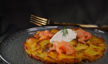 Bulvių apkepas su lašiša – vertas prašmatnaus stalo