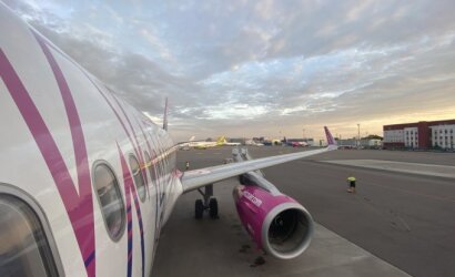 „Wizz Air“ ir partneriai siūlo 10 tūkst. nemokamų bilietų Ukrainos karo pabėgėliams, keliaujantiems į JK