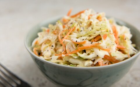 Kopūstų salotos su morkomis – atnaujintas klasikinis receptas