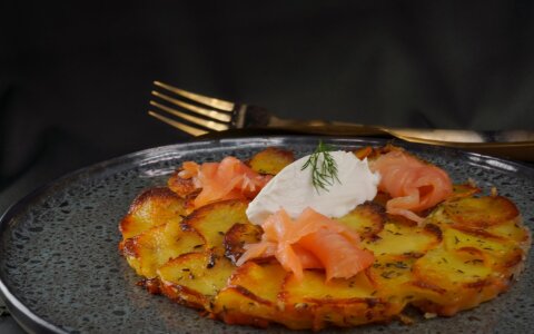 Bulvių apkepas su lašiša – vertas prašmatnaus stalo