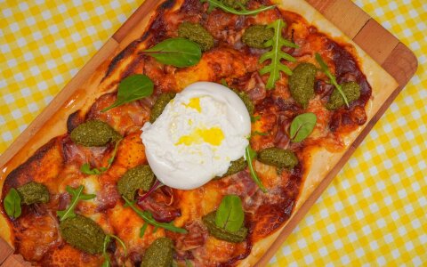 Didelė pica su burata – tikrą malonumą teikiantis patiekalas