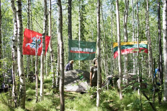 Palapinių miestelis su vėliavomis