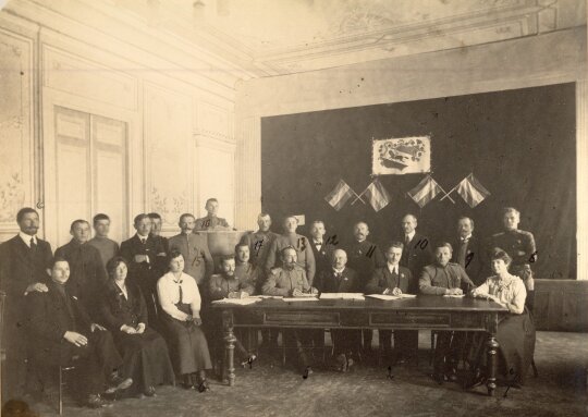 Pirmasis Kaukazo lietuvių organizacijų suvažiavimas Tiflise (Tbilisyje). Už stalo, centre - garbės pirmininkas inžinierius Petras Vileišis, šalia jo - pirmininkas Pranas Dailidė. Tbilisis, 1918 m. gruodžio 27 -30 d.