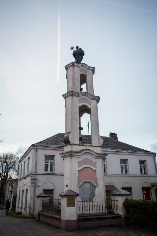 Koplytėlė su Šv. Hiacinto Šv. Jackaus) skulptūra