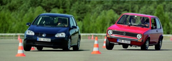 Posūkio įveikimo skirtumas. „Volkswagen Golf“ su ESP sistema (kairėje) ir be ESP (dešinėje)