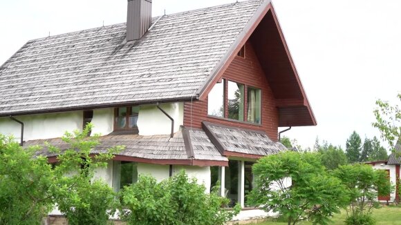 A man who built a house out of clay and straw with his own hands on mistakes and strange Lithuanian beliefs.