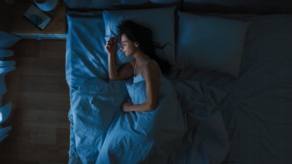 Miego ekspertė pasakė, kurią valandą geriausia eiti miegoti ir kaip elgtis savaitgalį