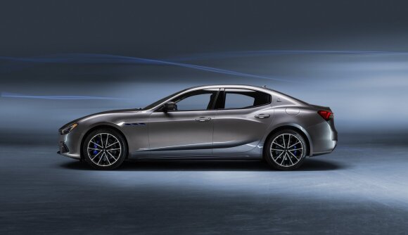 „Maserati“ žengia patikrintu keliu: rengiasi pristatyti pirmąjį hibridinį modelį