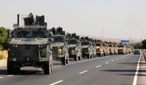 Turkų kariai prie sienos su Sirija