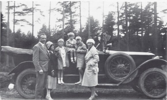 J. Tūbelienė su dukterimi Marija išvykoje su šeimos draugais. Kaunas, apie 1927 m. P. Kuhlmanno archyvas