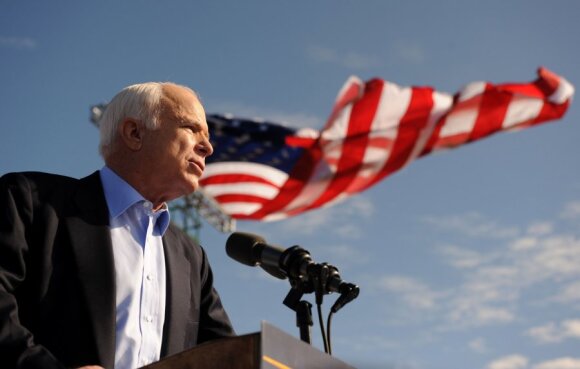 Johnas McCainas – nesuvaldomas Amerikos politikos titanas