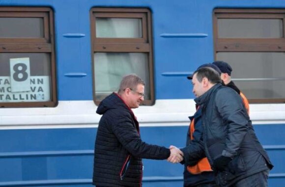 Lepekhin meets the editor of baltnews.ee, Aleksandr Kornilov, in the train station in Estonia. PHOTO kapo.ee annual report