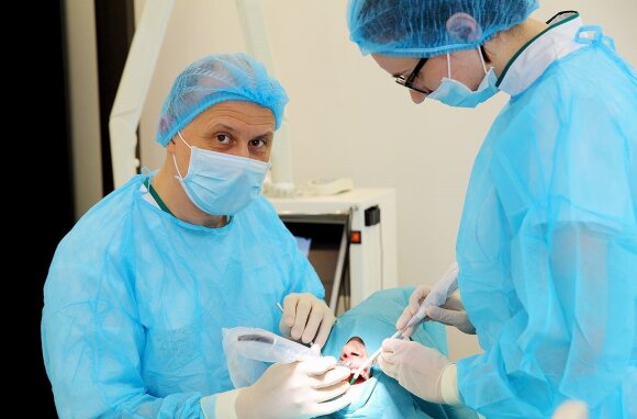 Odontologas Mindaugas Gaučys su kolege.
