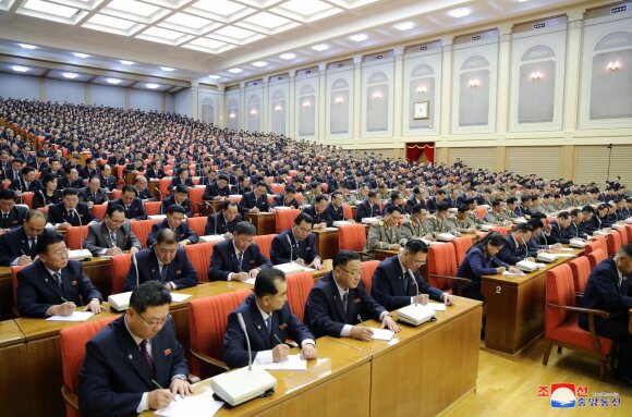 Kim Jong Unas susitiko su aukštais Šiaurės Korėjos valdančiosios partijos pareigūnais