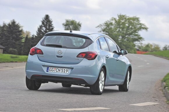 "Astra" pasirodė esąs vikrus automobilis, nors tai modelis su priekiniais varančiaisiais ratais. Kai kam nepatiko gana nemažas šio "Opel" svoris