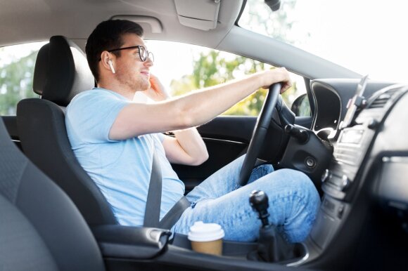 Rekomenduoja neapsigauti: šis vairuotojų įprotis dėmesingumą sumažina kone perpus