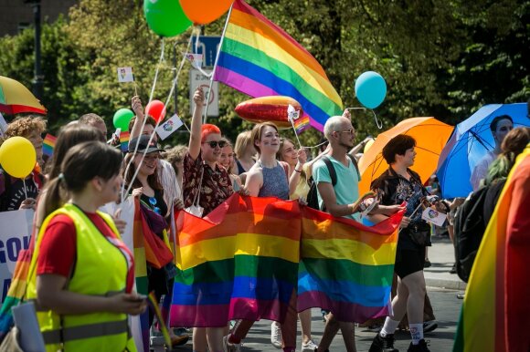 The organizers of Kaunas Pride invite Matijošaitis to join and put on the LGBT badge