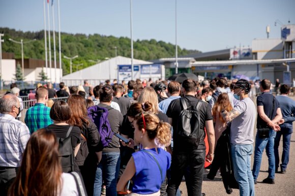 People rush to get vaccinated 