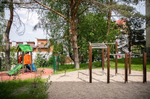 In Vilnius an exemplary courtyard of old apartment buildings was presented: it was necessary to walk along the paths of the cross