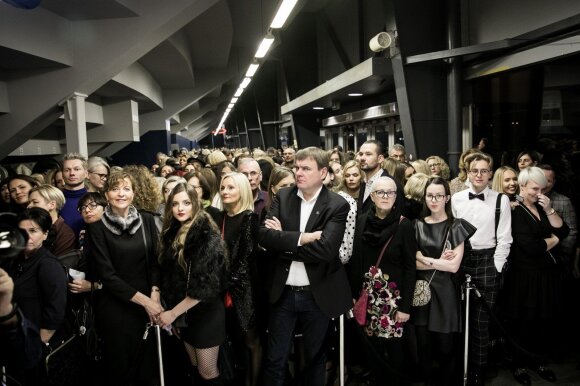 The VIP guests of Juozas Statkevičius were waiting for a sudden appearance: before the presentation of the collection, they had to bend their elbows and wait in the dry.