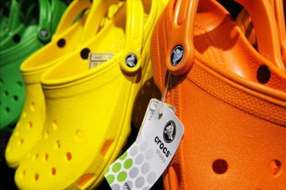 „Crocs“ pabaiga? Bendrovė paskelbė uždaranti paskutinį savo fabriką