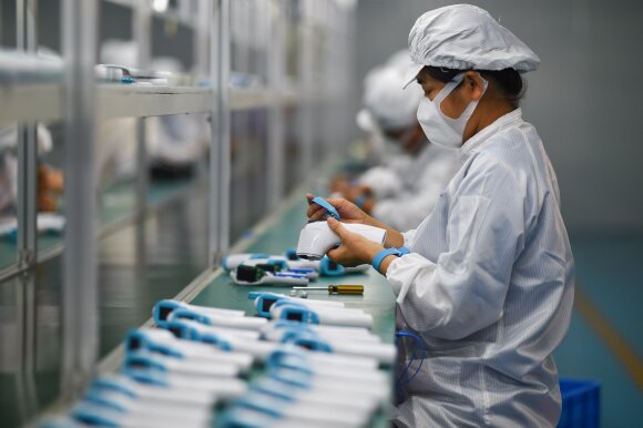 Antroji viruso sukrėtimo banga kerta Kinijos gamykloms