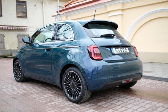 Naujo elektrinio „Fiat 500“ testas: laimingi pinigų neskaičiuoja