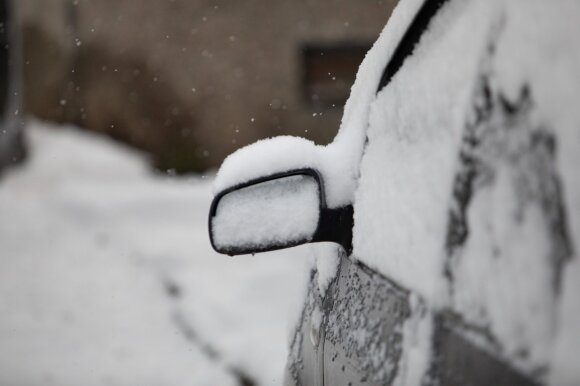 Automobilis po žvarbios žiemos – 5 dalykai, kuriuos būtina patikrinti, norint važiuoti patogiai ir saugiai