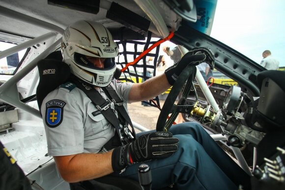 Nuo tokių policininkų pabėgti bus sunku: sėdo prie lenktyninio automobilio vairo