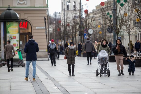 The government has changed its mind about shopping malls and markets;  won't open yet