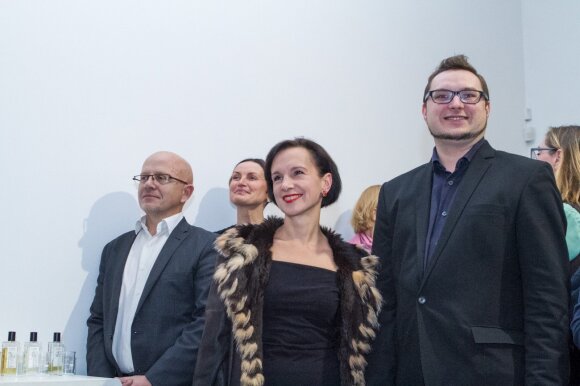 Knygos pristatyme apsilankė viešųjų ryšių specialistas Ričardas Jarmalavičius (kairėje), rašytoja Ugnė Barauskaitė