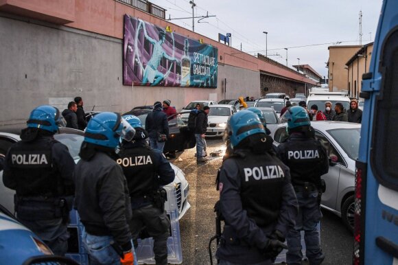 Italijos merai įsijautė: karantino pažeidėjų gaudymo būdai ir bausmės traukia viso pasaulio dėmesį
