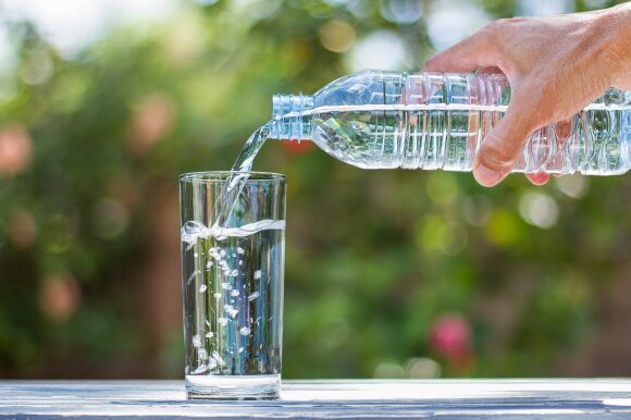 Uspaskicho reklamuojamo vandens gamintoja veikė nuostolingai – verslas nesisekė ir buvusiems savininkams