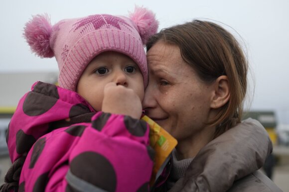 Iš Ukrainos nuo karo pabėgusi mama su savo vaiku 