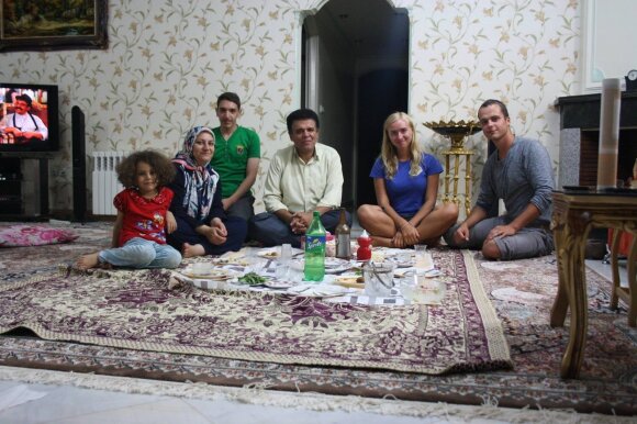 Mėnesį iraniečių šeimose gyvenę lietuviai: mums neleido gyventi viešbučiuose, vaišino ir nešė dovanas